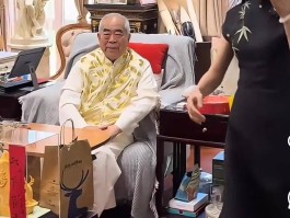 87岁范曾豪宅庆生精神焕发，娇妻徐萌温馨陪伴左右