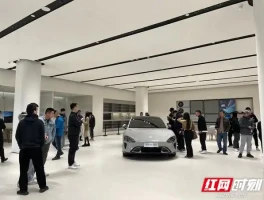 视频！一大波米粉冒雨奔袭，究竟为何只为见小米SU7来长沙？
