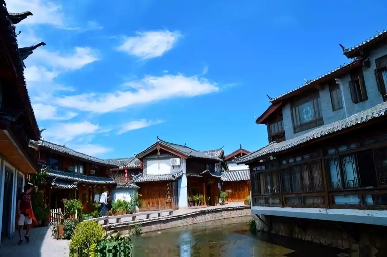 青岛夏天旅游攻略_夏季旅游胜地推荐_夏天穷游必去10个地方