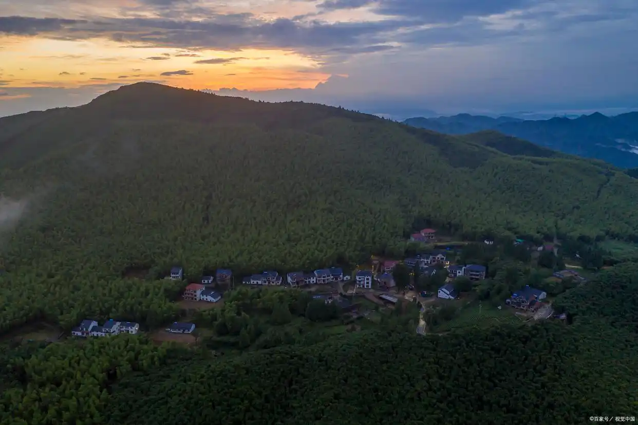 2025夏季十大秘境_中国避暑胜地_夏天穷游必去10个地方