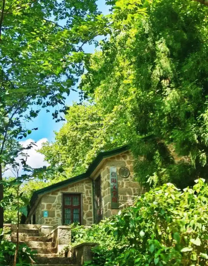 暑期避暑圣地_夏天穷游必去10个地方_中国避暑旅游胜地