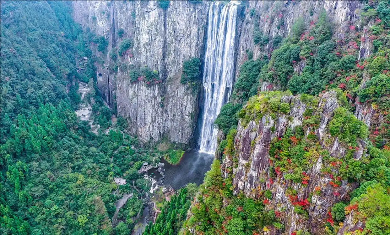 夏季避暑胜地推荐_夏天穷游必去10个地方_国内最佳清凉旅游地