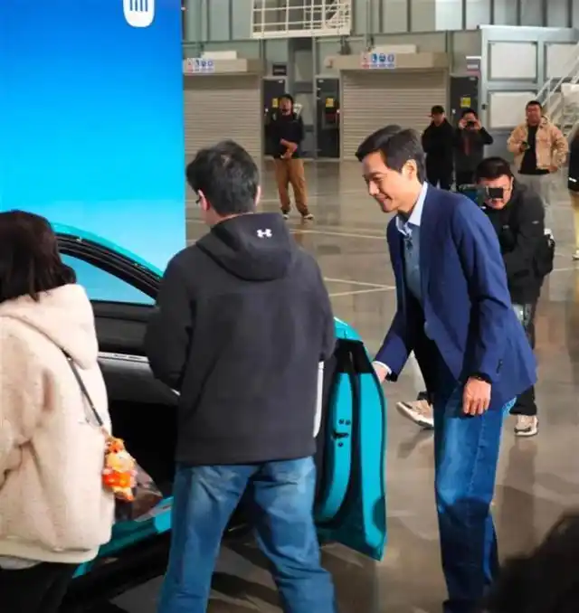小米汽车_雷军亲自开车门_小米汽车首批交付仪式