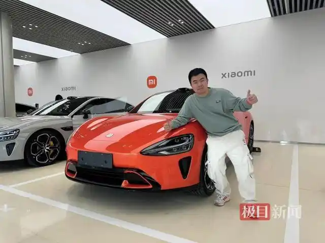 雷军亲自开车门_小米汽车首批交付仪式_小米汽车
