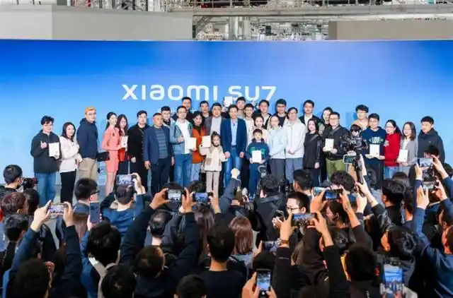小米汽车_小米汽车首批交付仪式_雷军亲自开车门